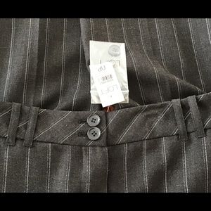 WOMAN’S LOFT DRESS PANTS